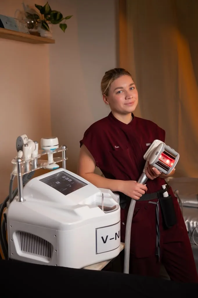 Body sculpting specialist beside a professional body sculpting device
