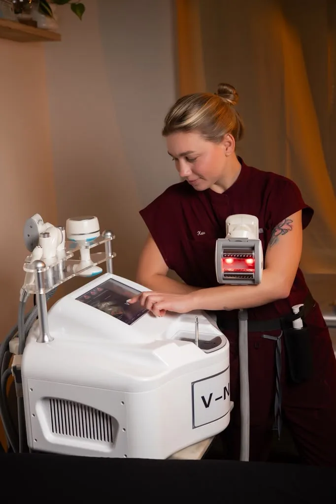 Specialist preparing a body sculpting device